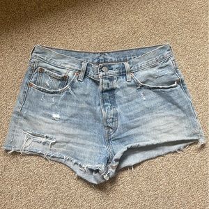 VINTAGE WASH LEVI’S 501 LOOSE FIT SHORTS. SIZE 32. WORN 3 TIMES WASHED 3 TIMES.